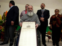 Hugo Monroy recibe el Premio Benito Juárez a la Solidaridad con las Personas con Discapacidad