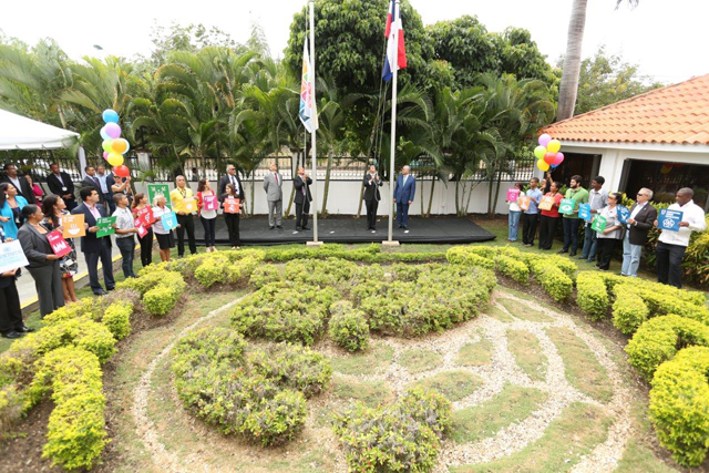 RD: Gobierno, sociedad civil y Naciones Unidas izan la bandera de los ODS