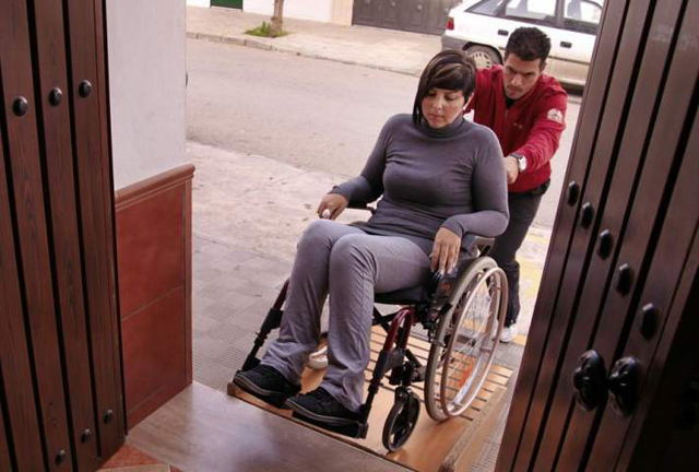 España: Falta de accesibilidad mantiene a miles de personas atrapadas en sus casas