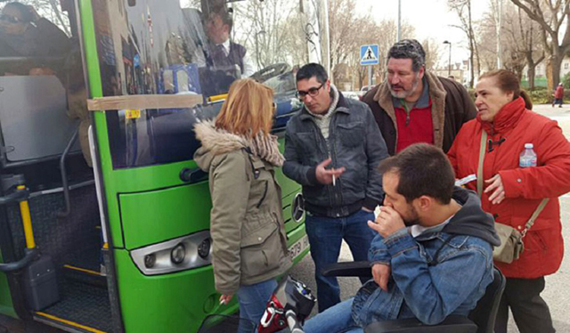 España: Los usuarios con silla ya pueden subir a los autobuses