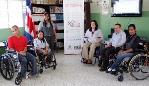 De izquierda a derecha: Junto a Isaías, un ex-alumno de la escuela, está la capacitadora, Yaricel Alcántara. A continuación: la profesora de orientación de la escuela Minerva Mirabal; la coordinadora del proyecto, Valery Bobadilla; el capacitador, Miguel A. García y por último; la capacitadora, Milagros Aracena.